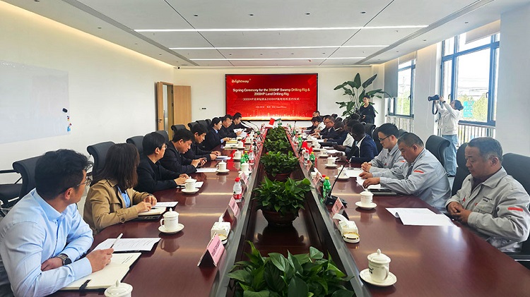 Brightway held a grand signing ceremony for the procurement of 3000HP swamp drilling rig and 2000HP land drilling rig with its African partner.